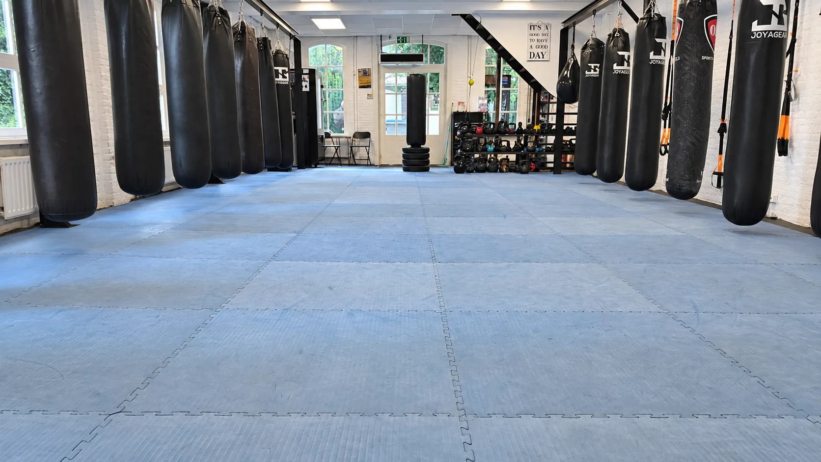 Trainingszaal met bokszakken – Tilburg